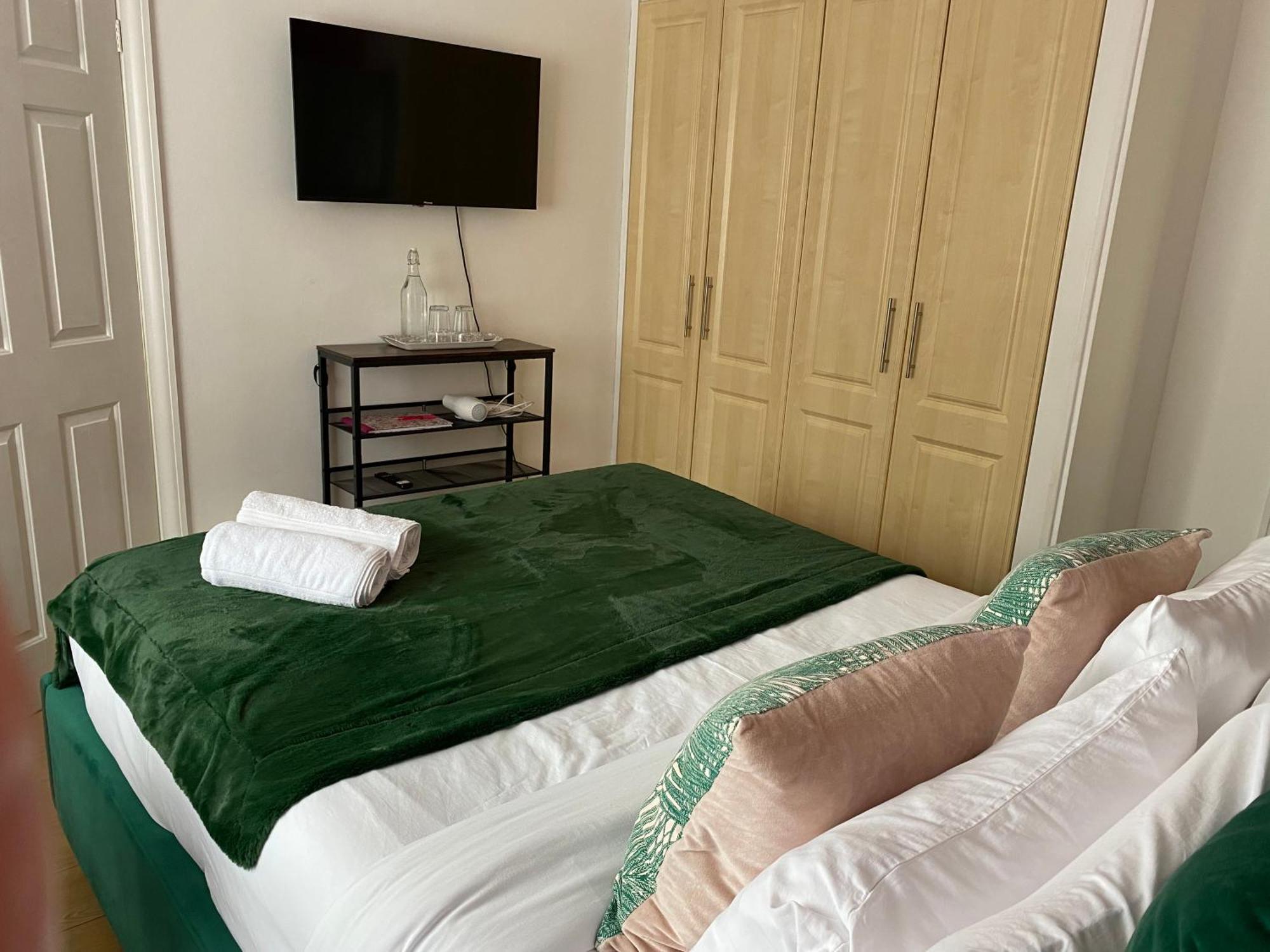 The Lily Pad Near Poole Dorset Self Contained Private Entrance And Free Parking Otel Corfe Mullen Dış mekan fotoğraf