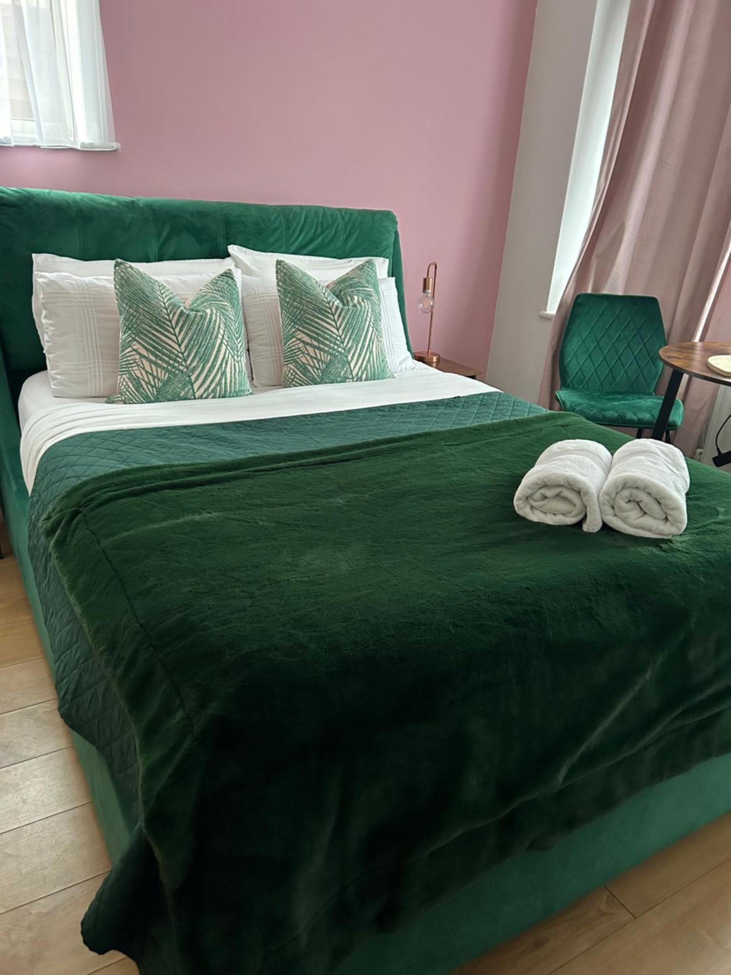 The Lily Pad Near Poole Dorset Self Contained Private Entrance And Free Parking Otel Corfe Mullen Dış mekan fotoğraf