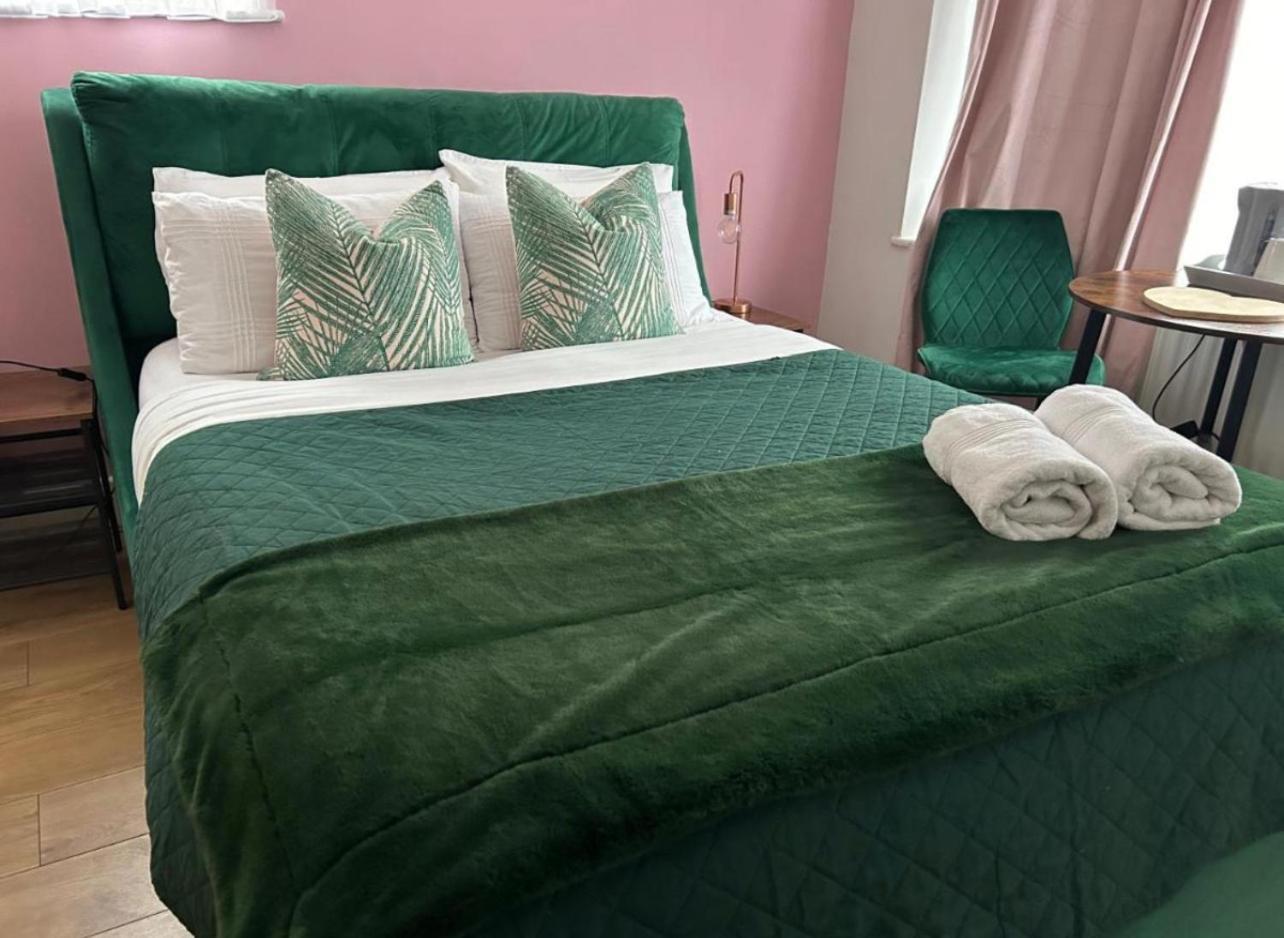 The Lily Pad Near Poole Dorset Self Contained Private Entrance And Free Parking Otel Corfe Mullen Dış mekan fotoğraf
